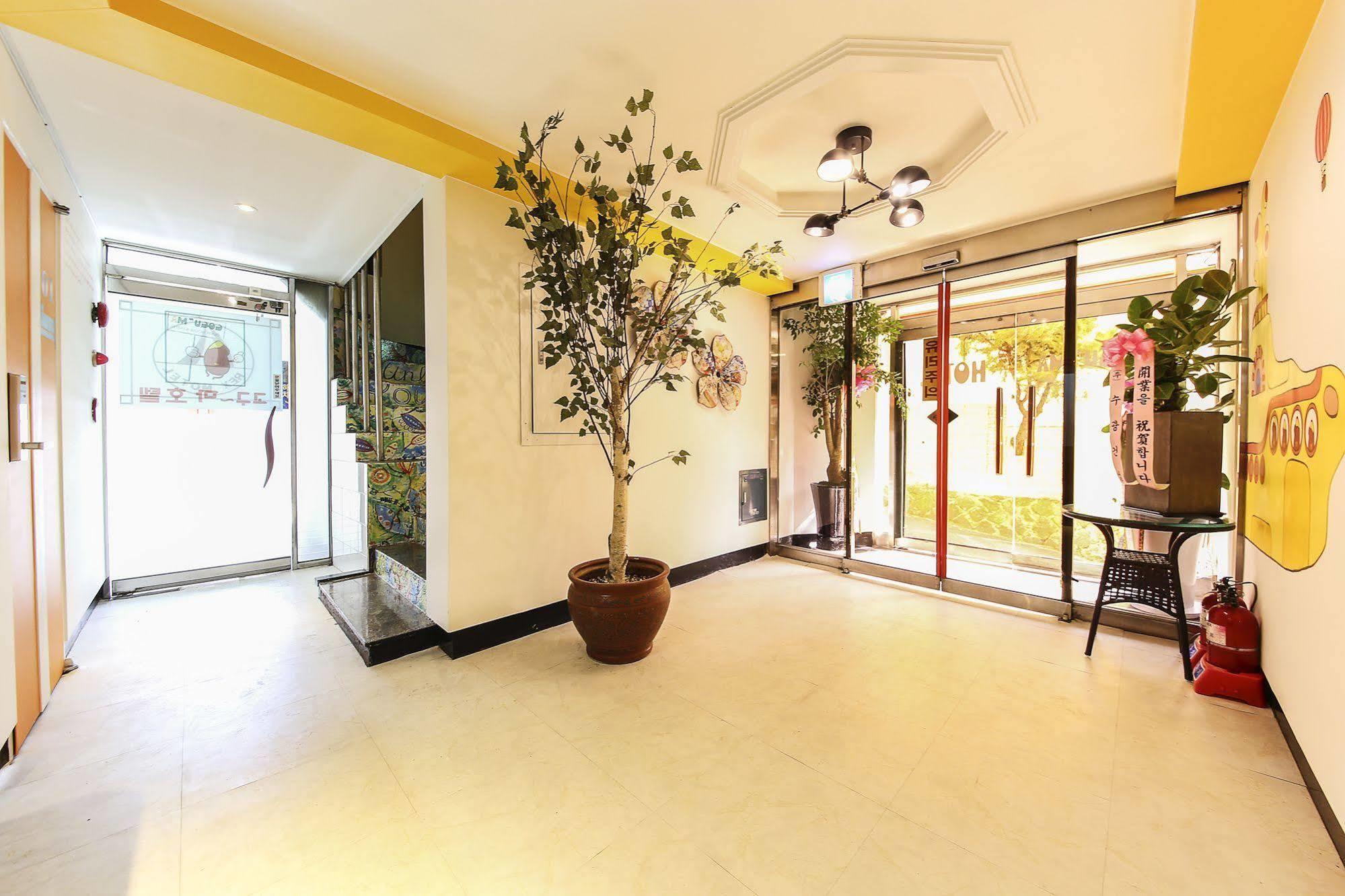 Hotel Goguma Shinchon Сеул Экстерьер фото